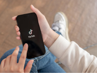 TikTok Kembali Kuasai Media Sosial di Indonesia 2026: Bagaimana ‘Mindless Scrolling’ Memikat Kita?